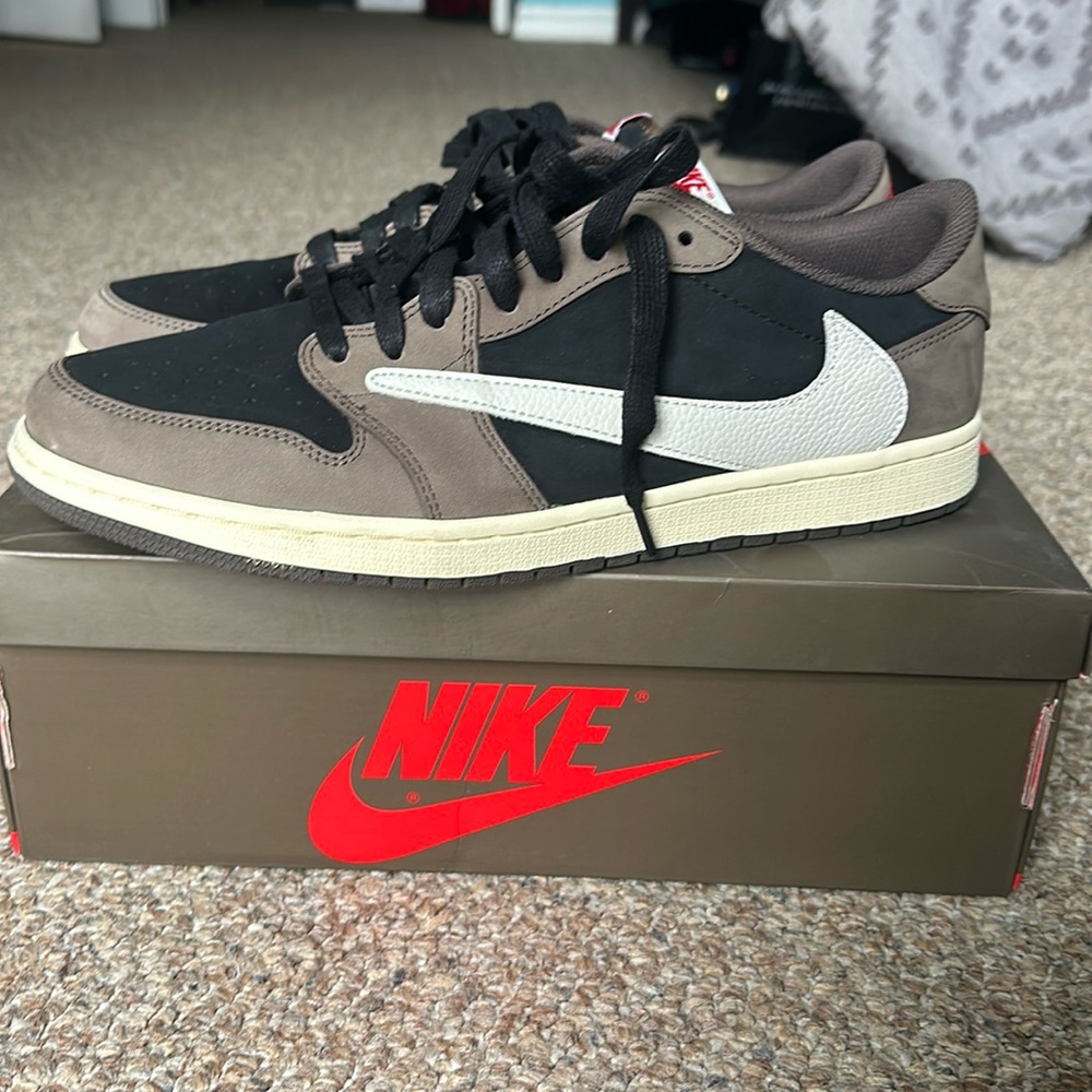 Travis Scott Jordan 1 low mocha
